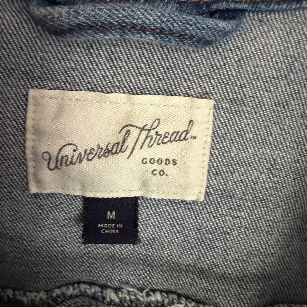 Universal Thread Womens Denim Jacket Medium Wash Blue Jean Trucker Coat Size M - Picture 2 of 3